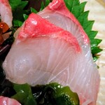 完全個室×海鮮和食 新鮮組 - 魚河岸直送のお造り4種盛り合わせのブリ