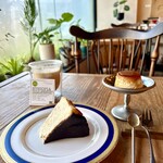 カフェ トコシエ - 洋梨とゴルゴンゾーラのバスクチーズケーキとプリンとミルクブリュー