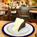 カフェ トコシエ - 洋梨とゴルゴンゾーラのバスクチーズケーキ