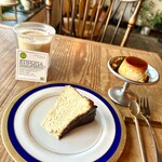 カフェ トコシエ - 洋梨とゴルゴンゾーラのバスクチーズケーキとプリンとミルクブリュー