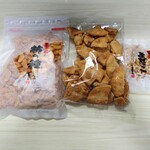 宮坂米菓 本社工場店 - 柿の種、割れせん、おまけにいただいたまぜっこ