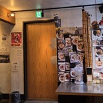 麺や くろえもん - 店内から入り口を見る。