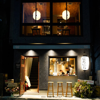 1階・2階で多彩な席種を完備し、幅広いシーンに対応する焼鳥屋