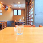 やぶ善 - 着席後すぐに提供してくれる、冷たいお水。
