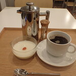 トーコーキッチン - 手作り 杏仁豆腐 ホットコーヒー