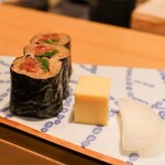 難波 すし麗 - （左）芽ねぎのトロたく巻き （中央）プリンのような卵 （右）べったら