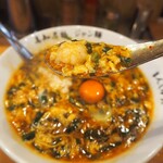まんしゅう - 玉子おとしジャン麺（ホルモン ＆ スープ）