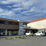 館山なぎさ食堂 - 駐車場からの外観。2階がお店。
