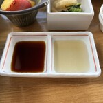 館山なぎさ食堂 - お刺身醤油と白身のお刺身用の特製調味料。個人的に特製調味料はお刺身より鯵フライの付けた方が好きでした。