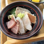 館山なぎさ食堂 - ご飯半分食べたら、ミニ海鮮丼にして楽しみました。