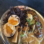 RAMEN HITONI YASASHIKU - 【みそ＝tp半コツ×ニラ辛×バラ海苔sv味付玉子】