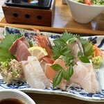 館山なぎさ食堂 - 朝取れの地魚。お刺身6種&なめろう。一つ一つ肉厚お刺身と大きなエビは豪華。