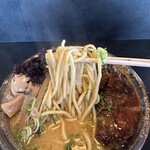 RAMEN HITONI YASASHIKU - 【みそ＝中太ストレート麺】