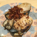 沼津魚がし鮨 流れ鮨 - 牡蠣の炙り軍艦