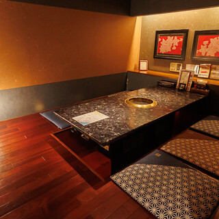 和モダンな雰囲気で心地よい空間。専用駐車場15台完備