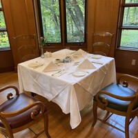 中禅寺金谷ホテル - 木々に囲まれたダイニング