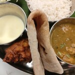 マリニ南インド 新橋店 - 左からパヤサム、パコラ、チャパティ、チキンカレー