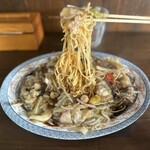 五碗堂 - 麺はカリカリに焼かれている。懐かしいあんかけ焼きそば。