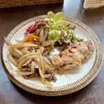 バルバルキッチンアメリ - 週替りランチ：チキンステーキ＆牛焼肉(¥800)