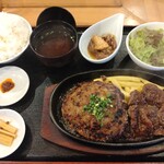 ビッグシェフ亭 - ｢ハラミ(100g)&ハンバーグ(250g)のコンボ｣セットです♪ごはん(大盛り無料)、味噌汁(赤だし)、ミニサラダ、小鉢、漬物がセット内容です。サービスの辛味噌も付きます。