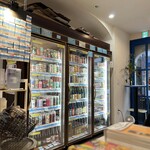 BEN'S SLOP SHOP - 店内にお邪魔しますと…
大きな冷蔵庫にズラリと並ぶクラフトビール！(*ﾟ∀ﾟ*)