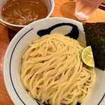 Tsujita Kanda Ochanomizu Ten - 濃厚つけ麺@1,110円  麺もつけ汁もキッチリ美味い。スダチや卓上の京都は原了郭謹製の黒七味による味変も流石。良くも悪くも慣れ親しんだいつもの濃厚魚介豚骨つけ麺