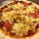 琉華 - 料理写真:タコピザ　その名の通りピザ生地にタコミートが乗っかってチーズと共に焼かれた一品。メニュー画像が美味しそうだったので初注文してみたが今ひとつだったな。。。