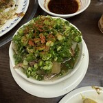 ひろしま丸かじり 中ちゃん - 煮込み　モツ、こんにゃく、大根、じゃがいも、大量のネギ！