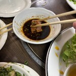 ひろしま丸かじり 中ちゃん - ③専用ソースに付けて頂く！　美味い！！