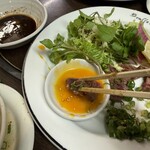 ひろしま丸かじり 中ちゃん - 牛ステーキ　② 溶き卵にステーキを潜らせて…