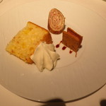 オーグードゥジュール ヌーヴェルエール - アミューズです。シフォン、ガレット、ビスキュイは今までと同じに見えますが・・・