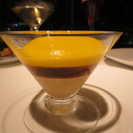 オーグードゥジュール ヌーヴェルエール - 下からオマール海老のムース、キャビアとコンソメのジュレ、上にかぼちゃのピューレ。