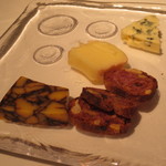 オーグードゥジュール ヌーヴェルエール - 自分はチーズもいただきました。下はアイルランドのポーラーという黒ビールを混ぜたもの。