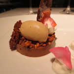 オーグードゥジュール ヌーヴェルエール - イタリアのドモリのショコラガナッシュと上にトンカ豆のアイスが。コクのある食べがいのあるもの。