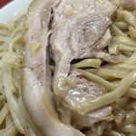 ラーメン二郎 - スープに浸して食べると大判の豚の脂身が口の中で溶けます。