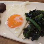 トーコーキッチン - 目玉焼き 副菜二品