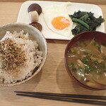 トーコーキッチン - 目玉焼き 副菜二品 豚汁 ご飯