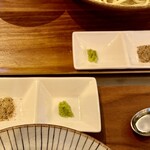 麺や くろえもん - 薬味のスパイス塩＆山葵