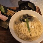 麺や くろえもん - あまりに旨いので「宍道湖しじみの中華そば・白」を１杯頼んで、キャットさんとシェア