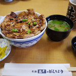 ぱんちょう - 変わらぬ美味しさの豚丼。なめこ汁は定番。