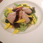 遊食屋 わらべえ - ホタテときのこのサラダ。大きなホタテ！でもサラダというからには野菜ももっとほしい。