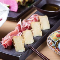 生ハムと藁焼きカマンベールチーズ