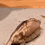 すしやのたい悟 - カマス酢締め炙りさんでーす。②