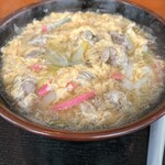 ヤハタすしべん - 肉とじうどん　名物のUFO蒲鉾は切り刻まれている