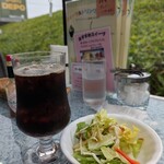 カフェ ポアロ - ランチのアイスコーヒーとサラダ
