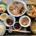 マルケイ鮮魚店 - 日替り定食。この日はアラ炊きとエビフライ。
