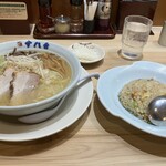 こだわりらーめん 十八番 - 料理写真:ラーメン、半チャーハン