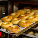 新登場！！石窯で焼き上げるもちもち食感の「焼き立てベーグルフォカッチャ」がパンビュッフェに