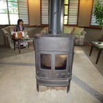 開花亭 - フロントロビーの薪ストーブ