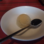 アジャンタ - ラッシー（写真失念）とデザートのアイス